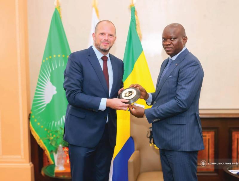 Brice Clotaire Oligui Nguema, et Theo Francken