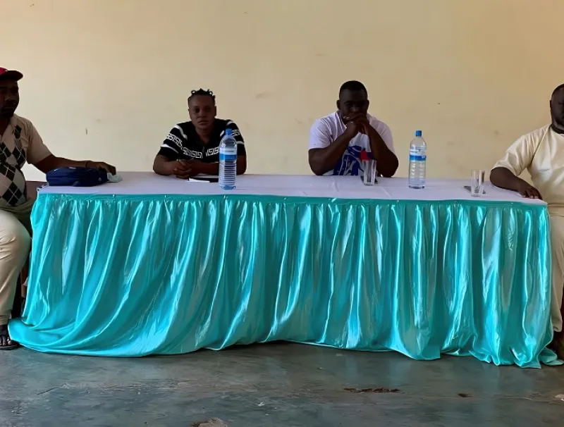Les délégués face aux agents lors de leur assemblée générale