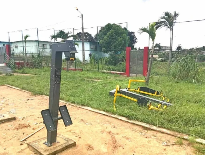 Vue de l'état du plateau sportif de Bikélé.