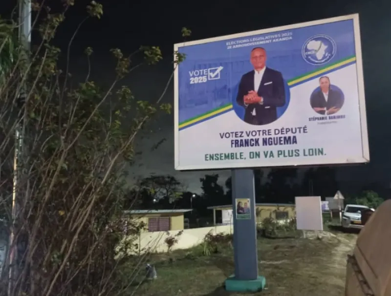 Une affiche de campagne du candidat Franck Nguema