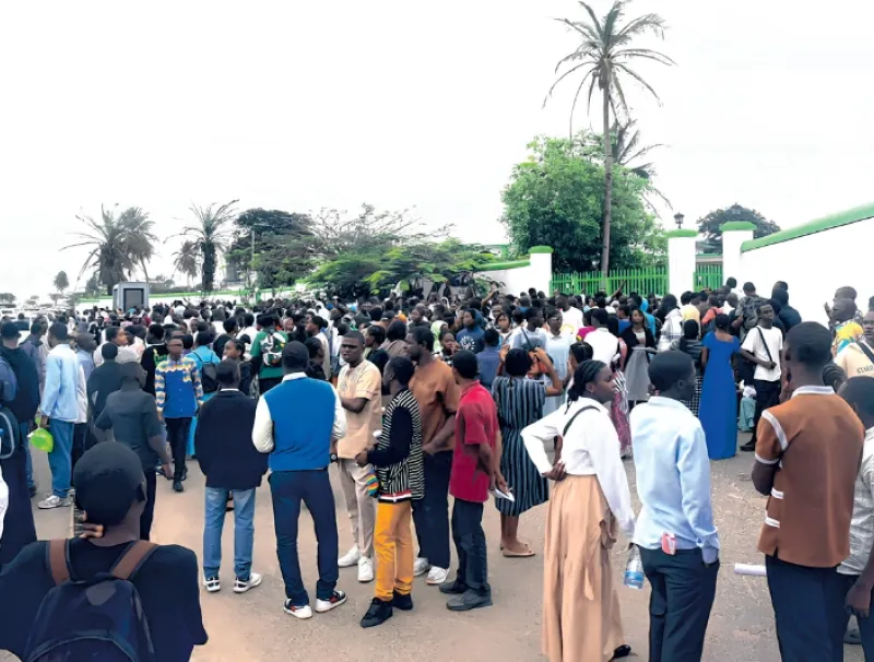 Une vue des candidats au sortir du centre du lycée national Léon-Mba