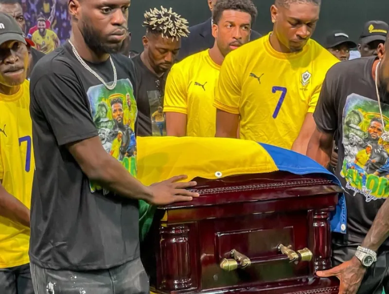 Alex Moucketou, Shavy Babicka, Sidney Obissa, Missi Mezu, Axel Meyé et Biyogo Poko portant le cercueil de Boupendza. © DR