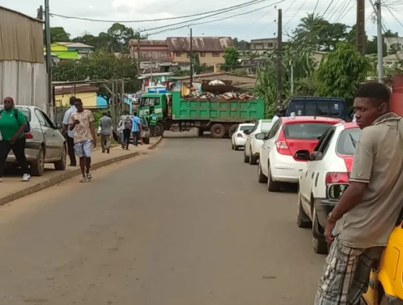 Ramassage des ordures: quand Clean Africa paralyse toute une voie dans  le 6e arrondissement
