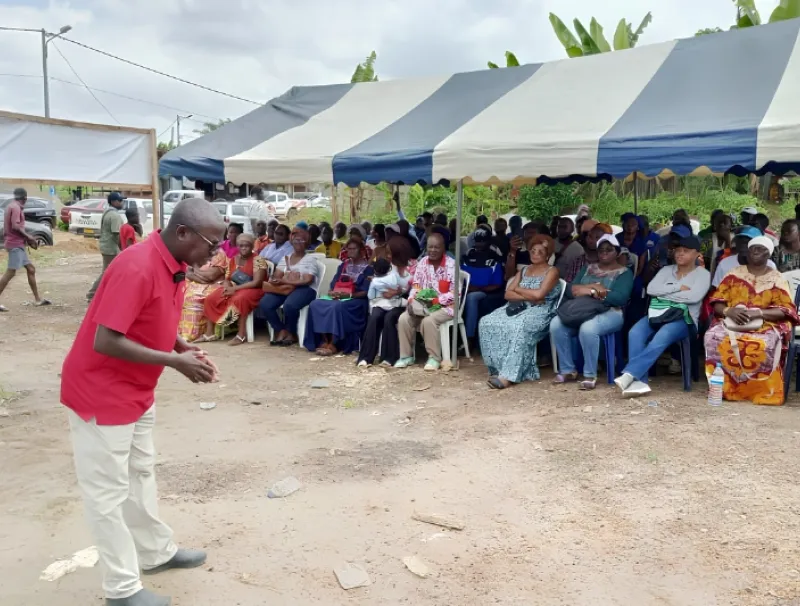 Le collectif des occupants de terrains derrière Berthe et Jean lors de leur réunion