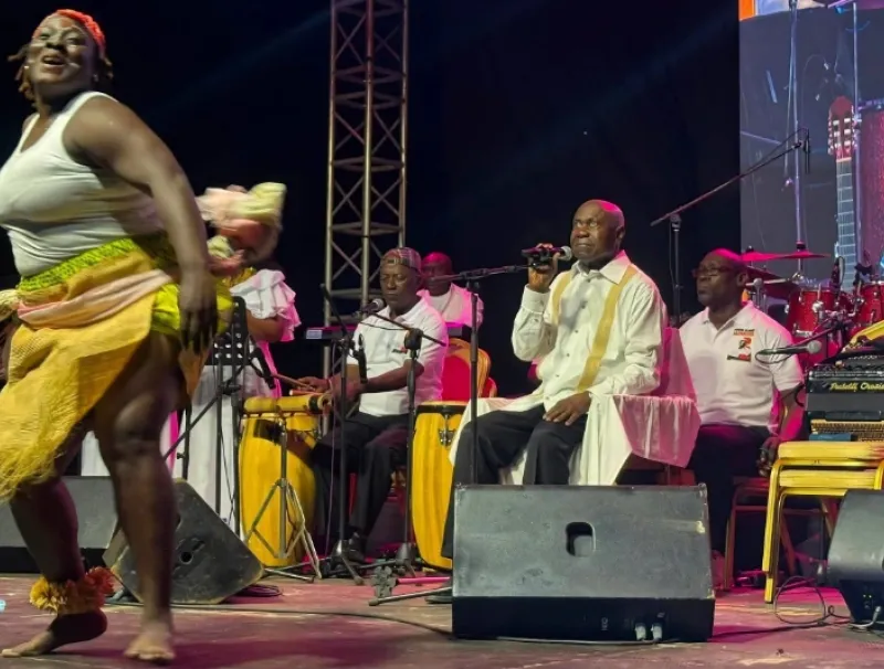Pierre Claver Akèndèngué en concert à Omboue