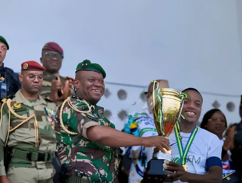 L’équipe gagnante a reçu le trophée des mains du chef de l’État, Brice Clotaire Oligui Nguema.