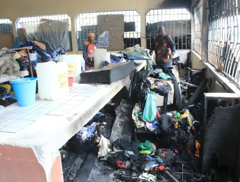 Une vue des dégâts causés par l’incendie au marché d’Ambowè.