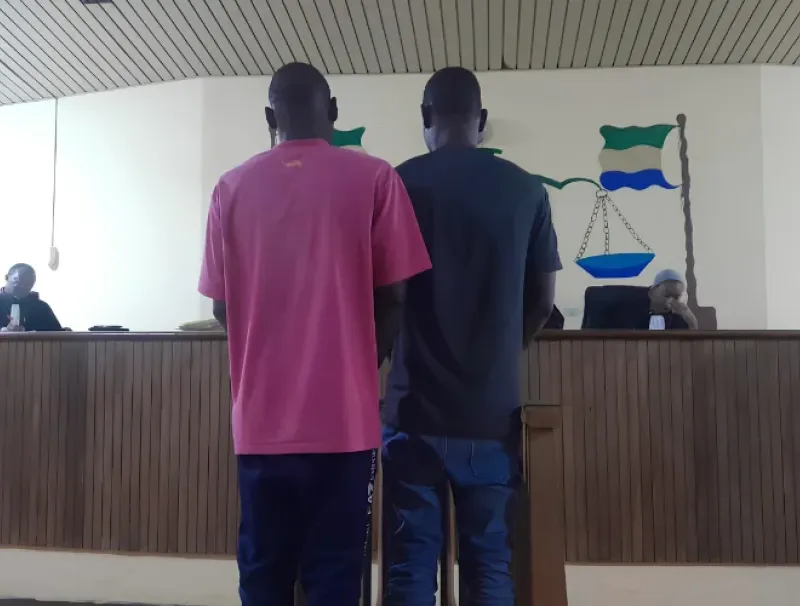 Les deux prévenus au cours de leur audition à la barre.
