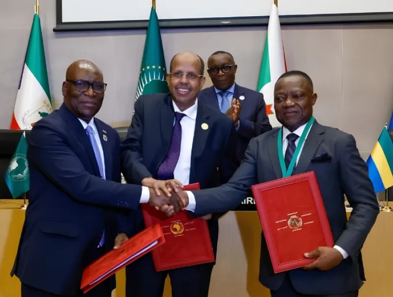 Dieudonné Aba’a Owono (d) et Simeòn Oyono Esono Angue