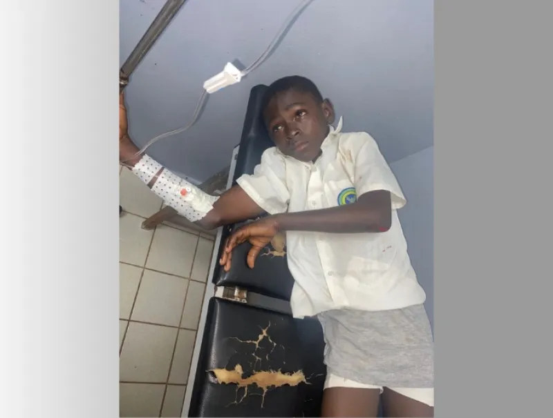 Le petit Sylvain Ngankoua sur son lit d’hospitalisation.