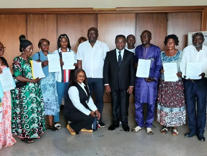 Autour du maire, ces compatriotes fraîchement sortis de l’apatridie