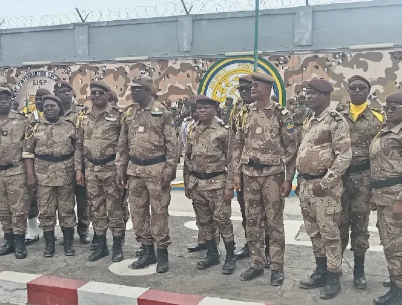 Le général Papa Lébama, le nouveau directeur de la prison de Port-Gentil et les promus.