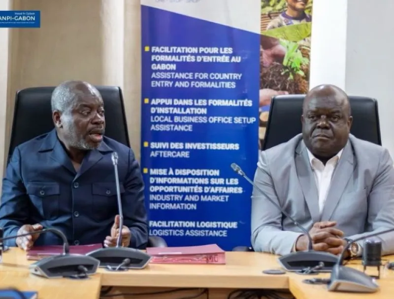 Les deux signataires, Ghislain Moandza Mboma de l’ANPI (g) et Fernand Epigat de la DGCL.