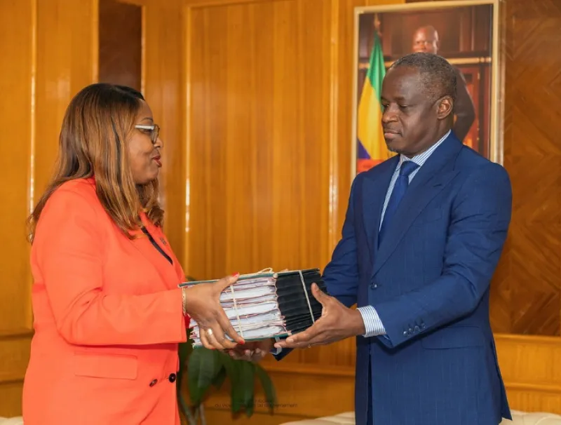 Hermann Immongault, vice-président du gouvernement et Laurence Ndong, ministre de la Fonction publique