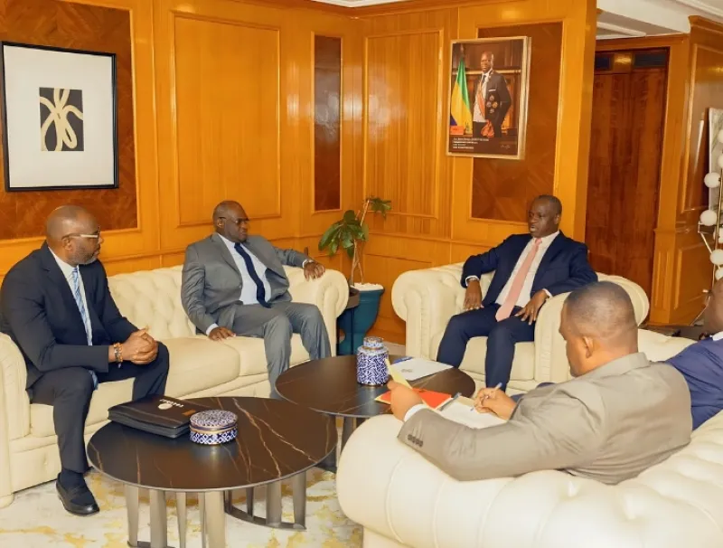 Hermann Immongault, vice-président du gouvernement et le directeur général de la Centrale d’achats du Gabon (CEAG)