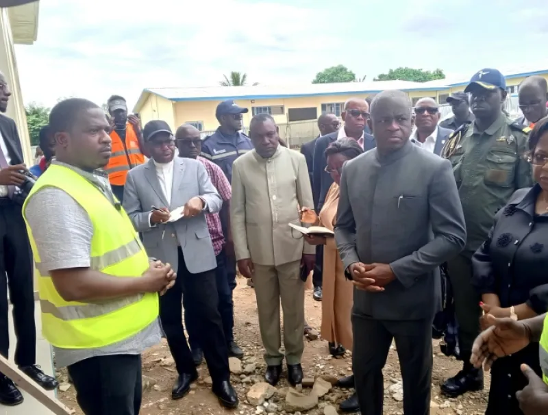 Hermann Immongault, vice-président du gouvernement gabonais sur le chantier des logements