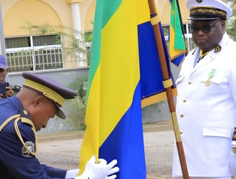 Agents des FSD et civils ont fait allégeance aux couleurs nationales.