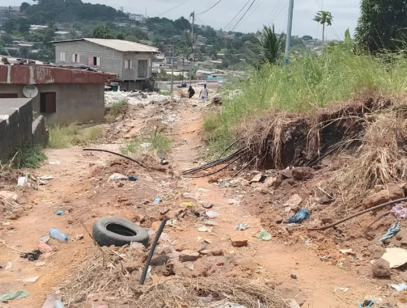 Ici, après les démolitions sur la ruelle qui reliera Kinguelé à “Belles Peintures” sur la Voie-Express