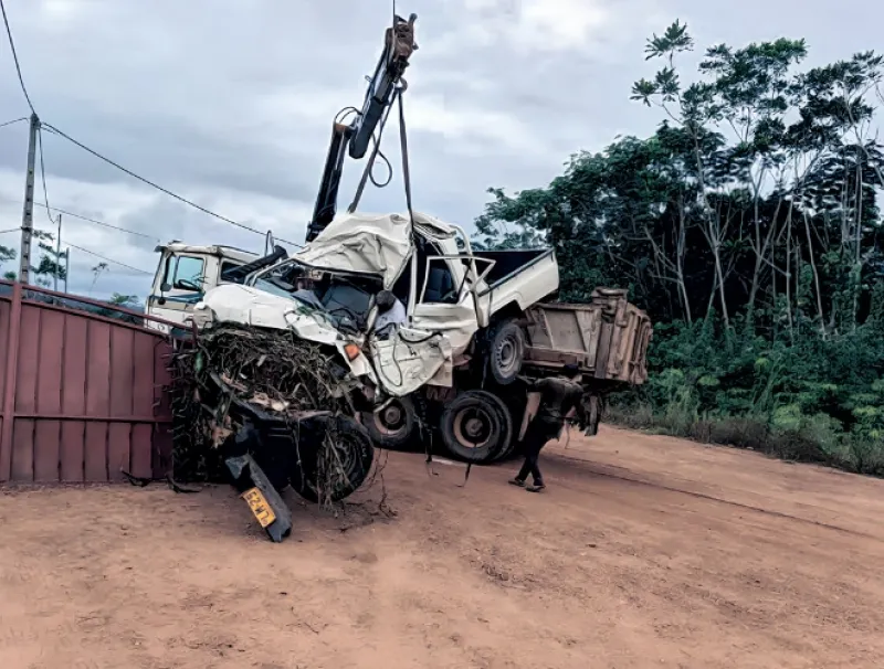 C’est un Land Cruiser littéralement broyé qui a été sorti de son embardée