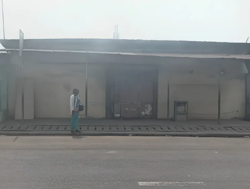 Le lieu du sinistre où la fumée était encore perceptible peu de temps après le passage des soldats du feu.