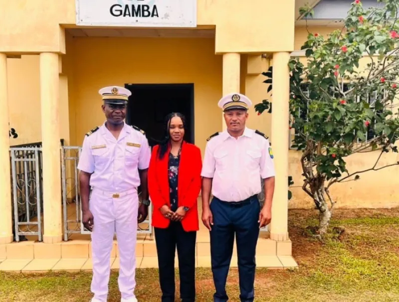 Le nouveau chef de la station maritime de Gamba (g) et son prédécesseur (d) autour de la déléguée provinciale de la Marine marchande de l’Ogooué-Maritime, Ernestine Iyona Siadou