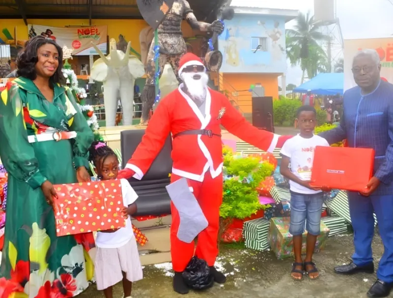 Le gouverneur Jules Njéki et la représentante de la première dame, Sandrine Prisca Mengue Me Ngomo Eyene