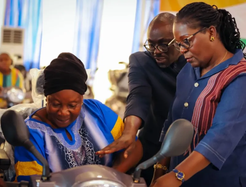 Cérémonie de remise de scooters à Moanda