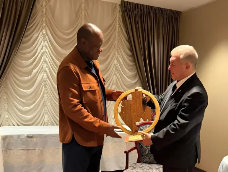 Brice Clotaire Oligui Nguema, président du Gabon et le dirigeant du Barça Joan Laporta