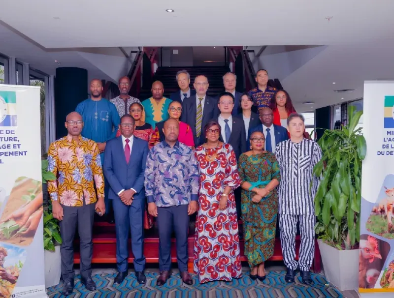 Les participants au dialogue autour du ministre de l’Agriculture.