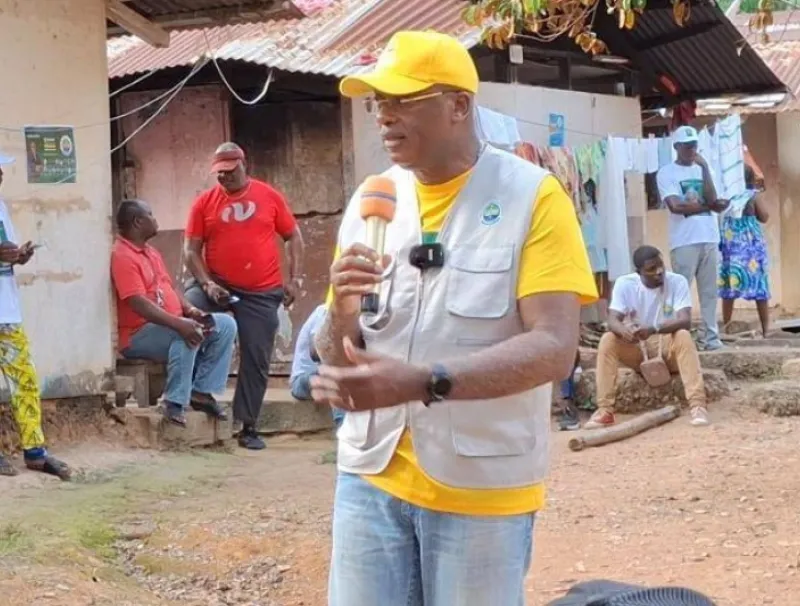  Paul-Marie Gondjout, ministre de la Communication, également candidat UDB