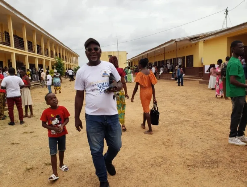 Remise des bulletins de fin d'année à Lambaréné