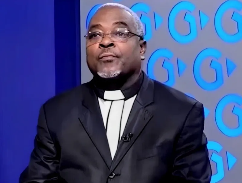 Révérend Clément Obame Mezui, membre du Comité des sages.