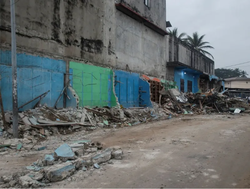 Une phase de l’opération de désencombrement hier dans la zone Peyrie-STFO à Libreville. ©  Minkoh Malkolm 
