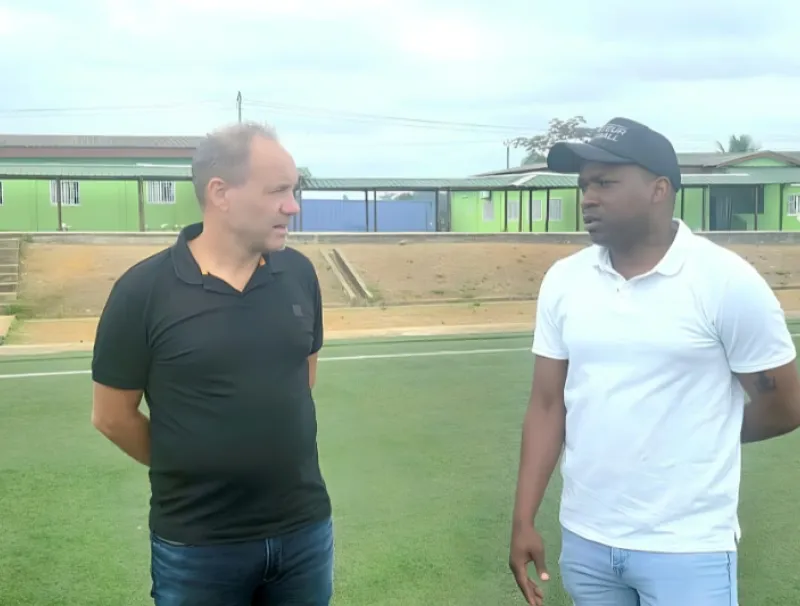 Sébastien Migné, nouveau sélectionneur des panthères du Gabon et Stéphane Nguema,  responsable adjoint du CTB.