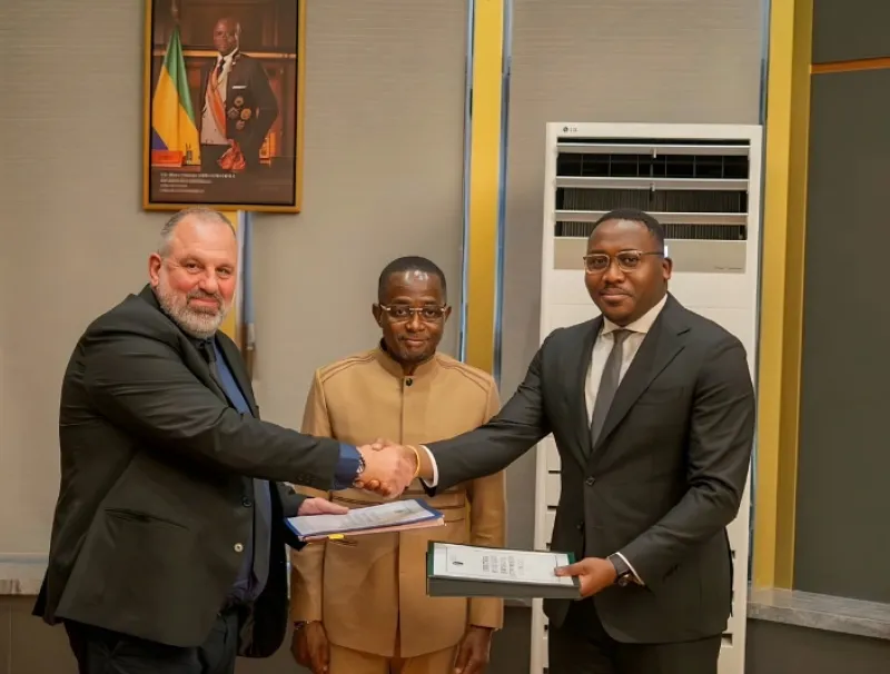 La signature du protocole d’accord en présence du ministre des Mines, Sosthène Nguema Nguema.