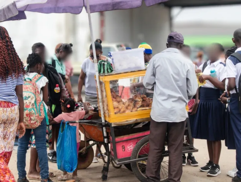 Interdiction de street food : un système bien huilé qui défie la mairie