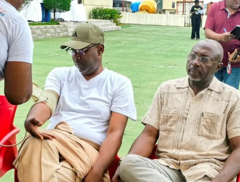 Le président du CNOG Sylvain-Florient Pangou-Mbembo (g) a également participé à la campagne de don du sang.
