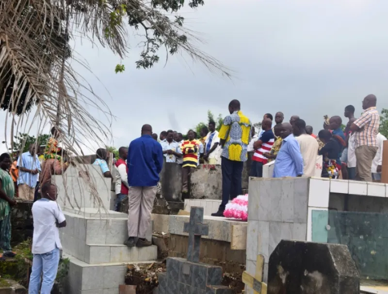 La commémoration de la fête de la Toussaint 2017 au cimetière de Lalala. Un tombeau dont la dalle a cédé du fait de l'usure.