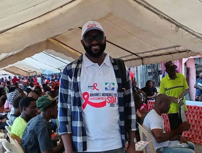 Ici, sous l’une des tentes de l’ancienne gare routière .