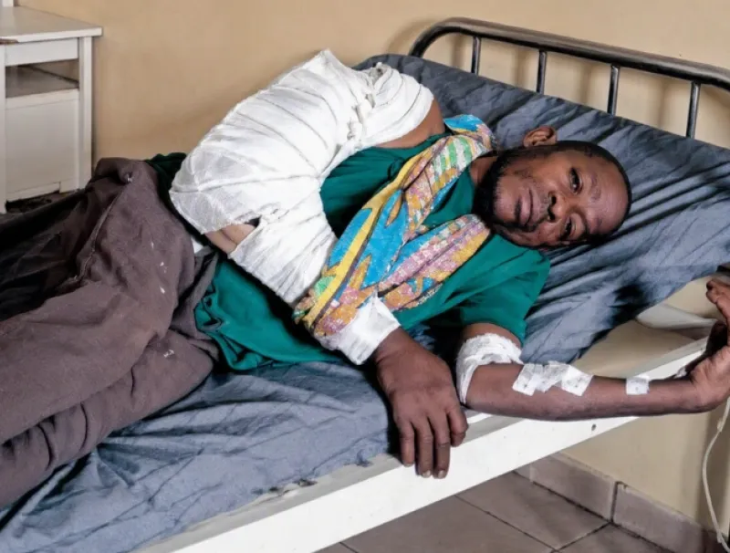 Victor Mombo sur son lit d’hospitalisation.