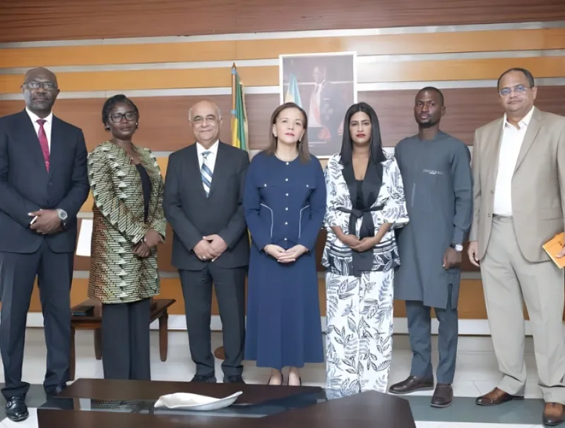 Pr Elsa Nkana Joséphine Ayo-Bivougou, ministre de la santé et Haptiglu Numan, président du groupe Numan