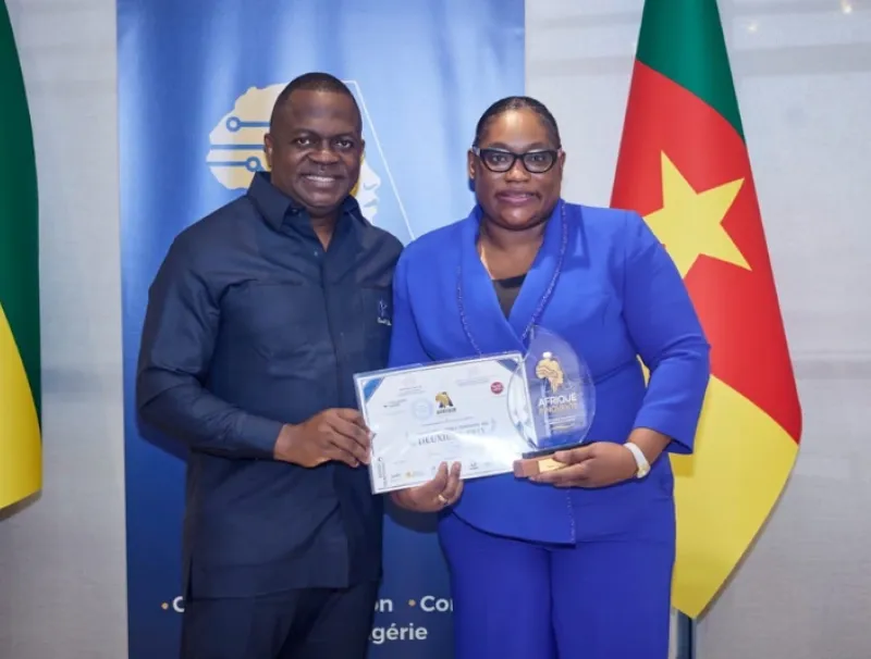 La candidate du Gabon recevant sa distinction