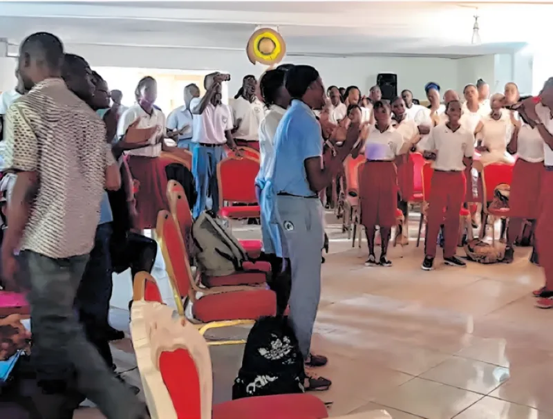 Élèves gabonais dans un lieu de culte