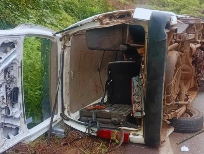Le bus de type Hiace a fini sur le flanc gauche.