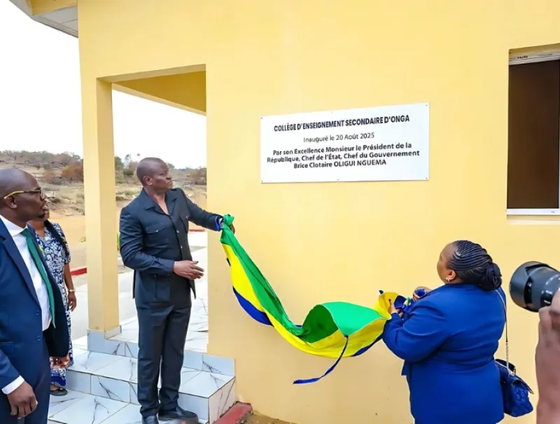 Le président Oligui Nguema et la ministre de l’Éducation nationale dévoilant la plaque du CES d’Onga