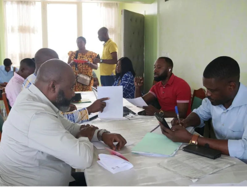 De futurs électeurs reçus à la mairie du 3e arrondissement de Libreville. ©  Minkoh Malkolm