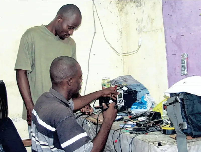 Depuis 2009, de jeunes Gabonais ont commencé à s’intéresser à la réparation de téléphones.