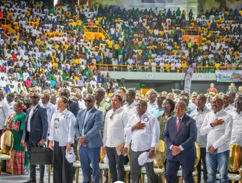 Les Bâtisseurs lors de leur assemblée constitutive. © DR