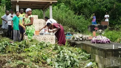 A Lambaréné la Toussaint entre mémoire et désordre funéraire.