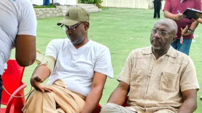 Le président du CNOG Sylvain-Florient Pangou-Mbembo (g) a également participé à la campagne de don du sang.
